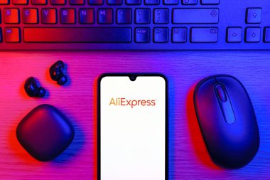 Prag, Çek Cumhuriyeti - 10 21 2024: AliExpress logosunu gösteren akıllı telefon