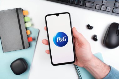 Prag, Çek Cumhuriyeti - 720 2024: Yüzeyde P & G logosu gösteren akıllı telefon