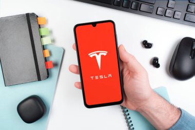 Prag, Çek Cumhuriyeti - 720 2024: Tesla logosunu gösteren akıllı telefon