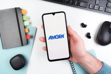 Prag, Çek Cumhuriyeti - 720 2024: Amgen logosunu gösteren akıllı telefon