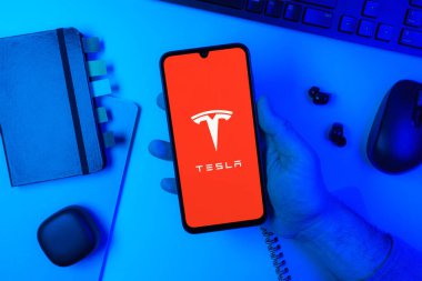 Prag, Çek Cumhuriyeti - 720 2024: Tesla logosunu gösteren akıllı telefon