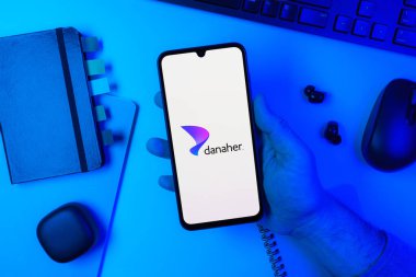 Prag, Çek Cumhuriyeti - 720 2024: Danaher logosunu gösteren akıllı telefon