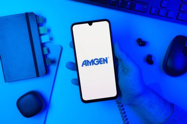 Prag, Çek Cumhuriyeti - 720 2024: Amgen logosunu gösteren akıllı telefon