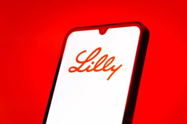 Prag, Çek Cumhuriyeti - 10 21 2024: Lilly logosunu gösteren akıllı telefon