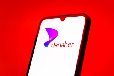Prag, Çek Cumhuriyeti - 10 21 2024: Danaher logosunu gösteren akıllı telefon