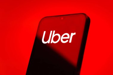 Prag, Çek Cumhuriyeti - 10 21 2024: Uber logosunu gösteren akıllı telefon
