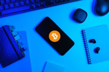 Prag, Çek Cumhuriyeti - 720 2024: Bitcoin logosunu gösteren akıllı telefon