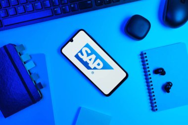 Prag, Çek Cumhuriyeti - 720 2024: SAP logosunu gösteren akıllı telefon