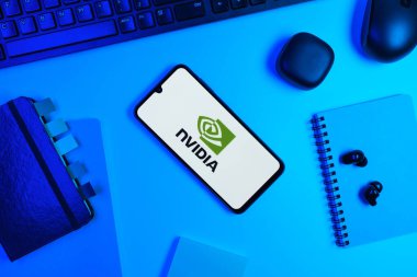 Prag, Çek Cumhuriyeti - 10 21 2024: NVIDIA logosunu gösteren akıllı telefon