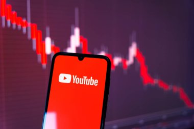 Prag, Çek Cumhuriyeti - 10 21 2024: Youtube logosunu gösteren akıllı telefon