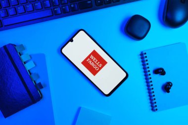 Prag, Çek Cumhuriyeti - 720 2024: Wells Fargo logosunu gösteren akıllı telefon