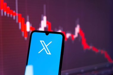 Prag, Çek Cumhuriyeti: Arka planda x logolu modern akıllı telefon 