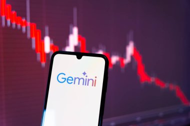 Prag, Çek Cumhuriyeti - 10 21 2024: Gemini logosunu gösteren akıllı telefon