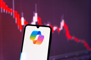 Prag, Çek: Arka planda grafiği olan modern akıllı telefon 