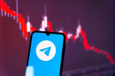 Prag, Çek Cumhuriyeti - 720 2024: Telgraf logosunu gösteren akıllı telefon