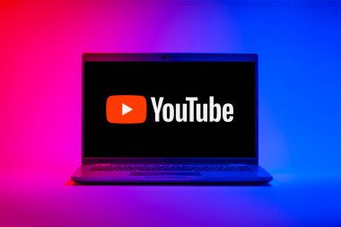 Prag, Çek Cumhuriyeti - 21 Ekim 2024: Youtube logosunu gösteren modern dizüstü bilgisayar ekranı