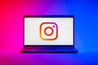 Prag, Çek Cumhuriyeti - 21 Ekim 2024: Instagram logosunu gösteren modern dizüstü bilgisayar ekranı