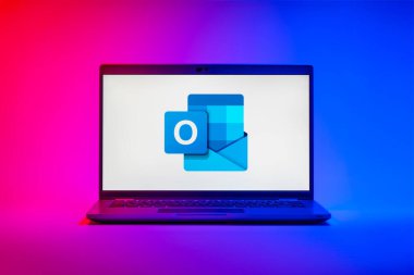 Prag, Çek Cumhuriyeti - 21 Ekim 2024: Outlook logosunu gösteren modern laptop ekranı