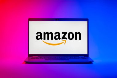 Prag, Çek Cumhuriyeti - 21 Ekim 2024: Amazon logosunu gösteren modern dizüstü bilgisayar ekranı