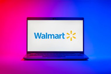 Prag, Çek Cumhuriyeti - 21 Ekim 2024: Walmart logosunu gösteren modern laptop ekranı