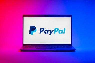 Prag, Çek Cumhuriyeti - 21 Ekim 2024: Paypal logosunu gösteren modern dizüstü bilgisayar ekranı
