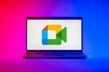 Prag, Çek Cumhuriyeti - 21 Ekim 2024: Google Meets logosunu gösteren modern dizüstü bilgisayar ekranı