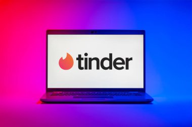Prag, Çek Cumhuriyeti - 21 Ekim 2024: Tinder logosunu gösteren modern dizüstü bilgisayar ekranı