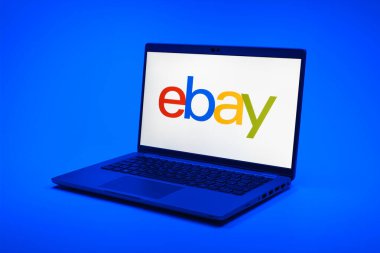 Prag, Çek Cumhuriyeti - 21 Ekim 2024: ebay logosunu gösteren modern dizüstü bilgisayar ekranı