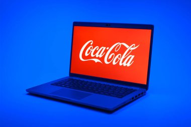 Prag, Çek Cumhuriyeti - 21 Ekim 2024: Coca-Cola logosunu gösteren modern laptop ekranı
