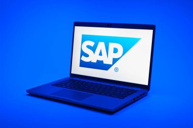 Prag, Çek Cumhuriyeti - 21 Ekim 2024: SAP logosunu gösteren modern dizüstü bilgisayar ekranı