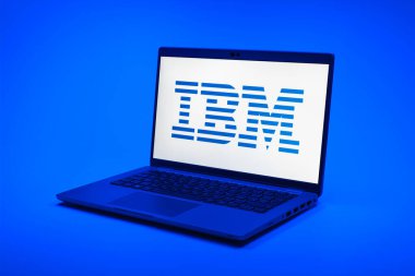 Prag, Çek Cumhuriyeti - 21 Ekim 2024: IBM logosunu gösteren modern dizüstü bilgisayar ekranı