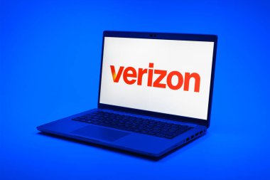 Prag, Çek Cumhuriyeti - 21 Ekim 2024: Verizon logosunu gösteren modern dizüstü bilgisayar ekranı