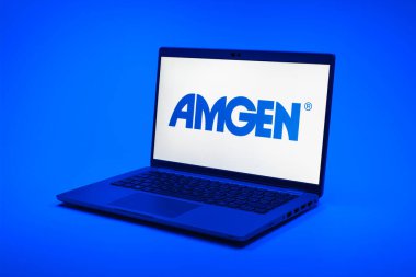 Prag, Çek Cumhuriyeti - 21 Ekim 2024: Amgen logosunu gösteren modern dizüstü bilgisayar ekranı