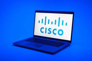 Prag, Çek Cumhuriyeti - 21 Ekim 2024: Cisco logosunu gösteren modern dizüstü bilgisayar ekranı