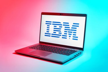 Prag, Çek Cumhuriyeti - 21 Ekim 2024: IBM logosunu gösteren modern dizüstü bilgisayar ekranı