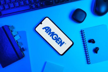 Prag, Çek Cumhuriyeti - 720 2024: Amgen logosunu gösteren akıllı telefon
