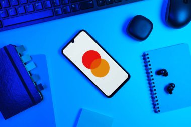 Prag, Çek Cumhuriyeti - 720 2024: Yüzeyde Mastercard logosu gösteren akıllı telefon