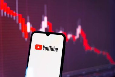 Prag, Çek Cumhuriyeti - 720 2024: Youtube logosunu gösteren akıllı telefon