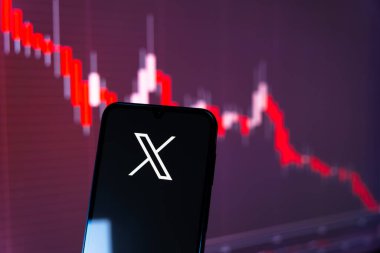 Prag, Çek Cumhuriyeti - 10 21 2024: X logosu gösteren akıllı telefon