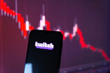 Prag, Çek Cumhuriyeti - 720 2024: Yüzeyde Twitch logosunu gösteren akıllı telefon
