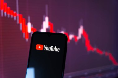 Prag, Çek Cumhuriyeti - 720 2024: Youtube logosunu gösteren akıllı telefon