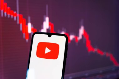 Prag, Çek Cumhuriyeti - 720 2024: Youtube logosunu gösteren akıllı telefon
