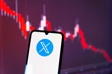 Prag, Çek Cumhuriyeti - 820 2024: Sosyal ağ X logosunu gösteren akıllı telefon.