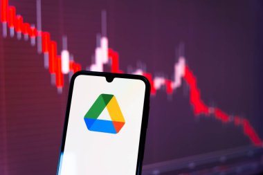 Prag, Çek Cumhuriyeti - 723 2024: Google Drive logosunu gösteren akıllı telefon.
