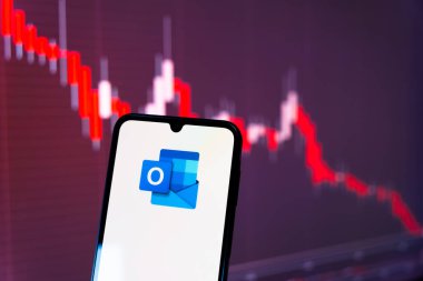 Prag, Çek Cumhuriyeti - 730 2024: Microsoft Outlook logosunu gösteren akıllı telefon.