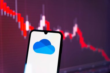 Prag, Çek Cumhuriyeti - 723 2024: Microsoft Onedrive logosunu gösteren akıllı telefon.