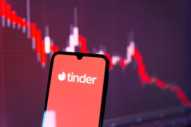 Prag, Çek Cumhuriyeti - 720 2024: Tinder logosunu gösteren akıllı telefon