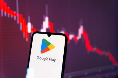 Prag, Çek Cumhuriyeti - 720 2024: Google Play logosunu gösteren akıllı telefon