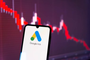 Prag, Çek Cumhuriyeti - 720 2024: Google Ağ logosunu gösteren akıllı telefon