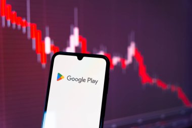 Prag, Çek Cumhuriyeti - 720 2024: Google Play logosunu gösteren akıllı telefon